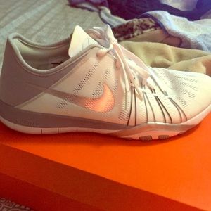 WMNS NIKES FREE TR 6